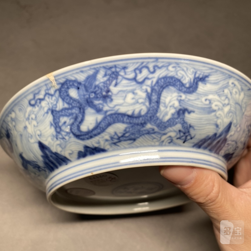 明成化 青花模印海水江崖龙纹盘 - 图13